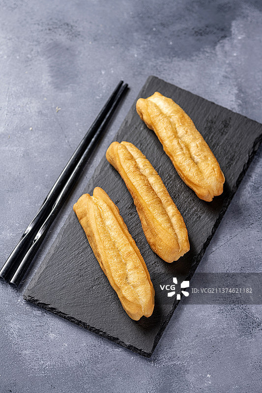 中式早餐油条皮蛋瘦肉粥特写图片素材