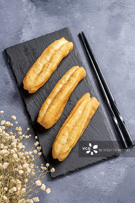 中式早餐油条皮蛋瘦肉粥特写图片素材