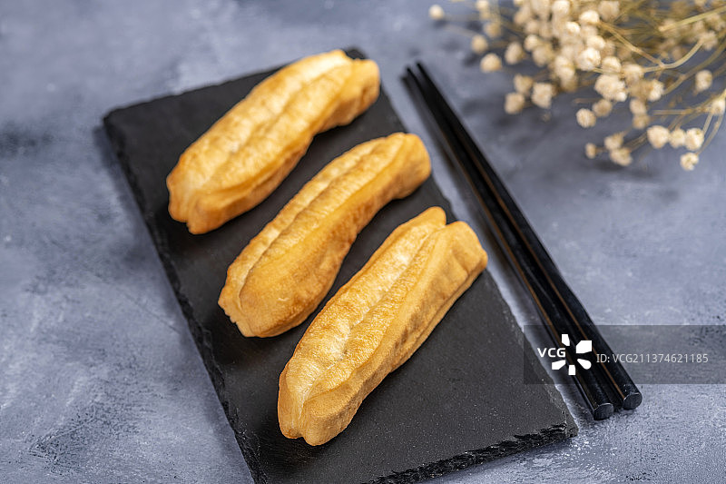 中式早餐油条皮蛋瘦肉粥特写图片素材