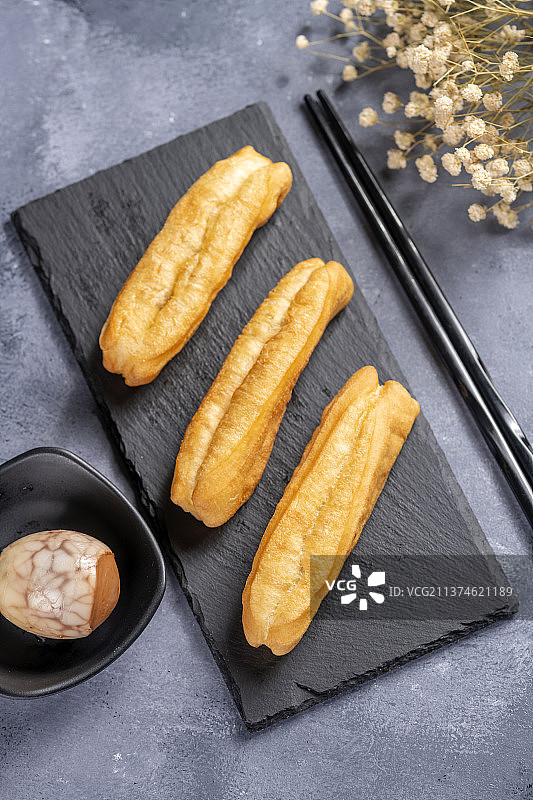 中式早餐油条皮蛋瘦肉粥特写图片素材