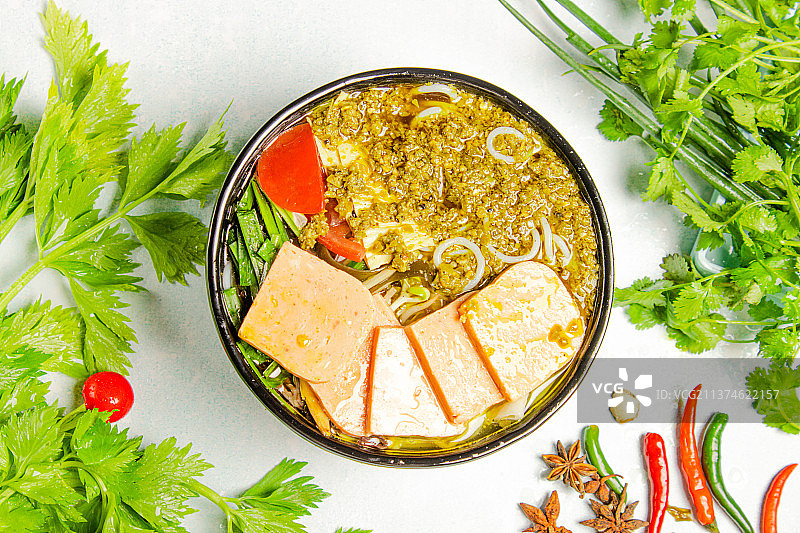 藤椒味午餐肉米线图片素材