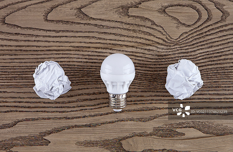 桌子上的纸球和灯泡图片素材