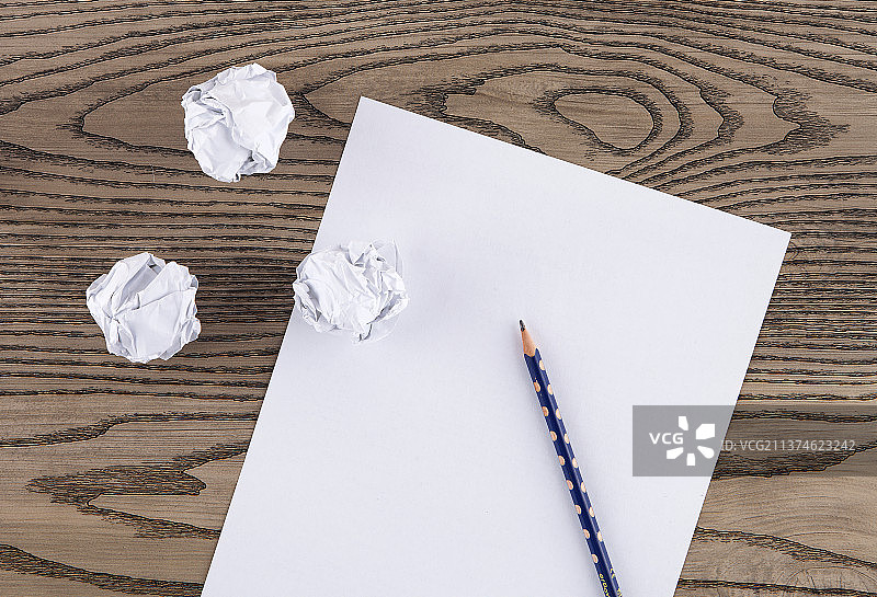 白纸和揉皱的纸团,铅笔图片素材