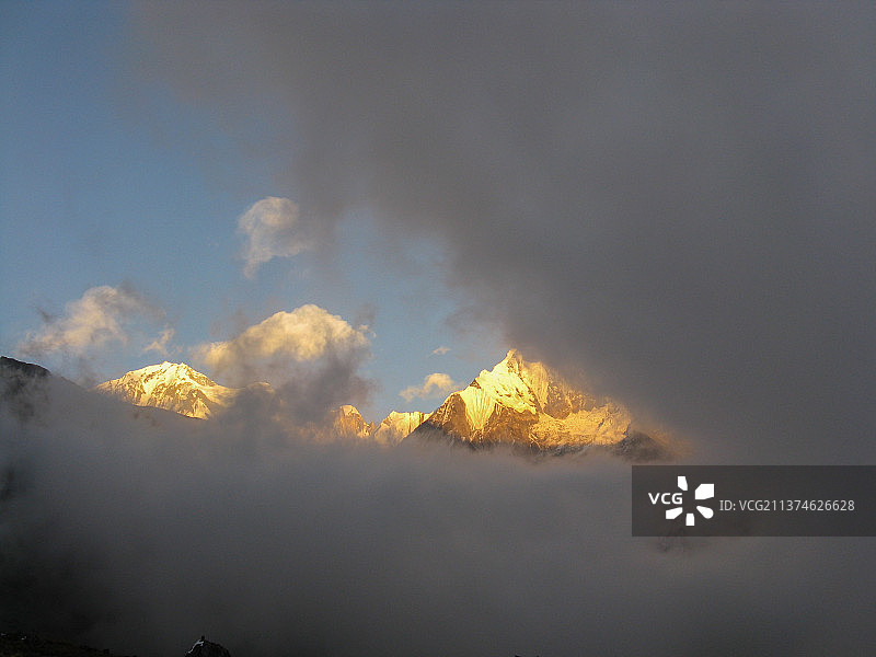 国外徒步旅游：安纳普尔纳大本营小环线，ABC营地遥望日照金山下的鱼尾峰图片素材