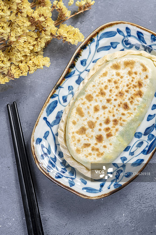 一盘韭菜盒子特写水泥桌面背景图片素材