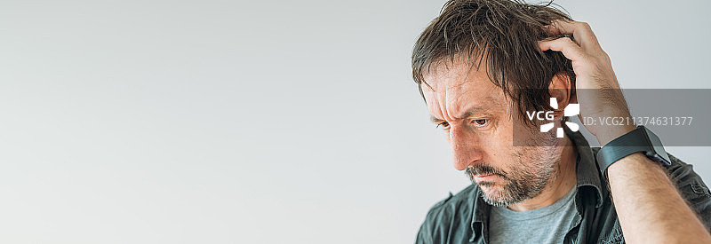 健忘概念人像：双手放在脑后的男子，塞尔维亚图片素材