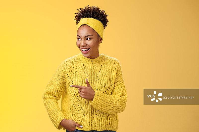 展示有趣事物的放松的现代千禧一代非裔美国女孩图片素材