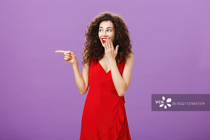 聚会上，女孩嘲笑笨拙的家伙犯错图片素材