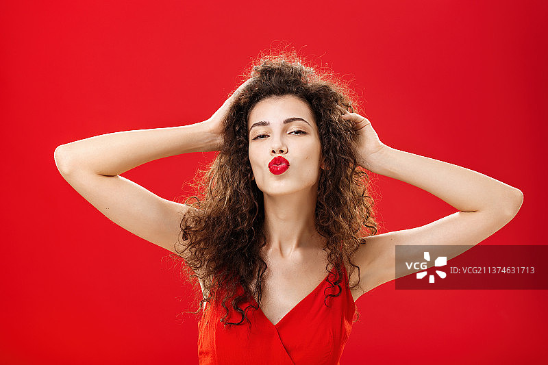 腰部的照片充满自信的和优雅的年轻富有的女人图片素材