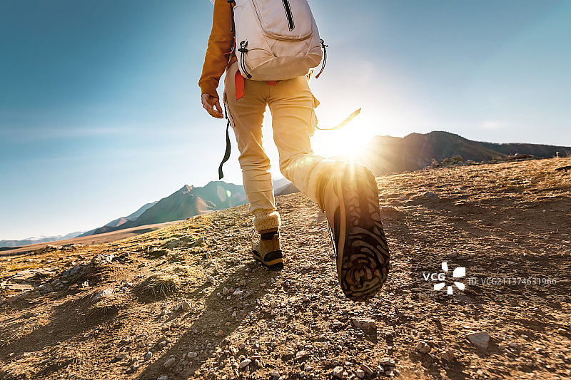 女性徒步者腿部特写图片素材