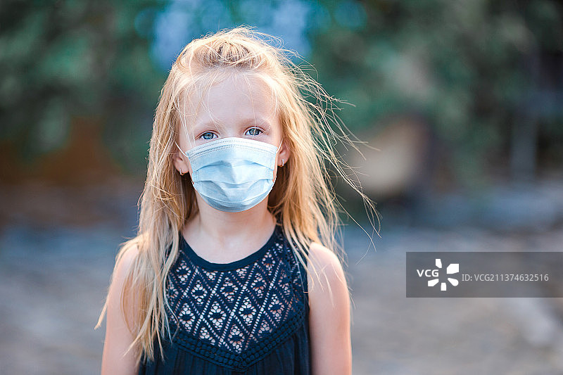 在欧洲城市户外玩耍的快乐小女孩图片素材