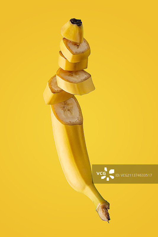 黄色背景上的新鲜香蕉图片素材