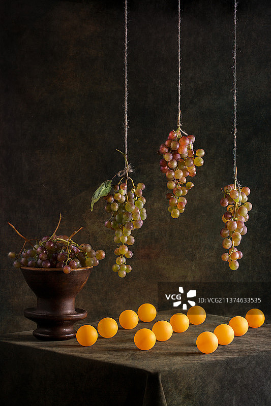 葡萄和橙色球静物图片素材