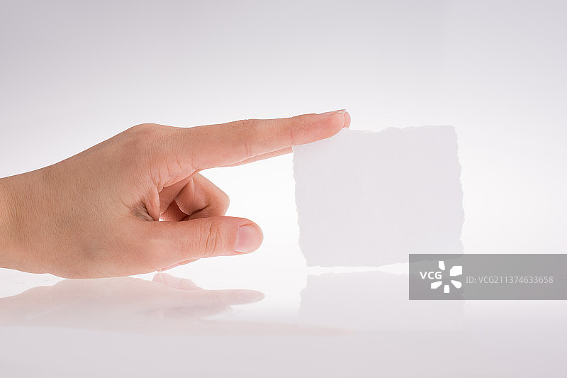 手拿一张纸图片素材