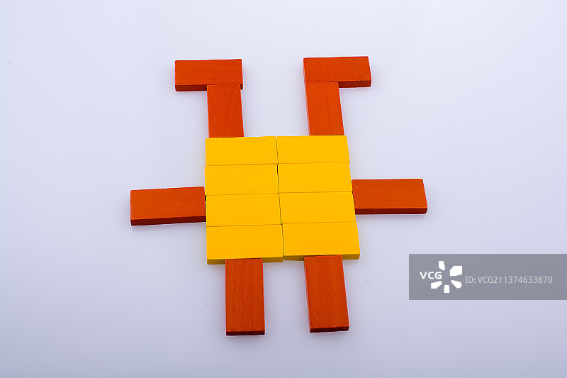 灰色背景上的玩具积木鸟瞰图图片素材