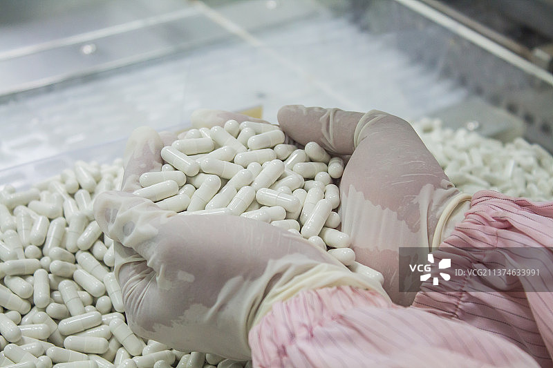 在工厂准备胶囊生产过程的截取图图片素材