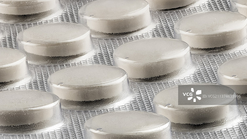 银箔泡罩中普通的白色医用药片图片素材