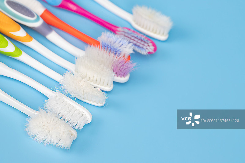 蓝色背景上的牙刷，清洁设备的高角度视图图片素材