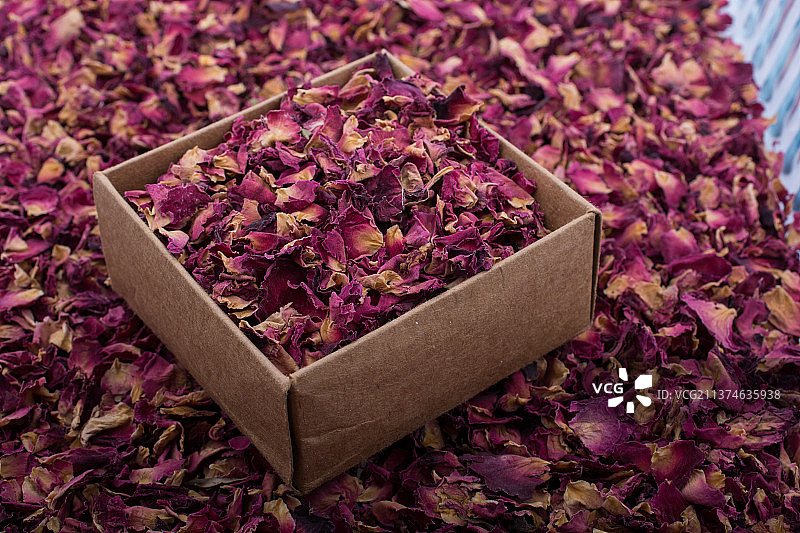 盒子里的玫瑰花瓣和背景图片素材