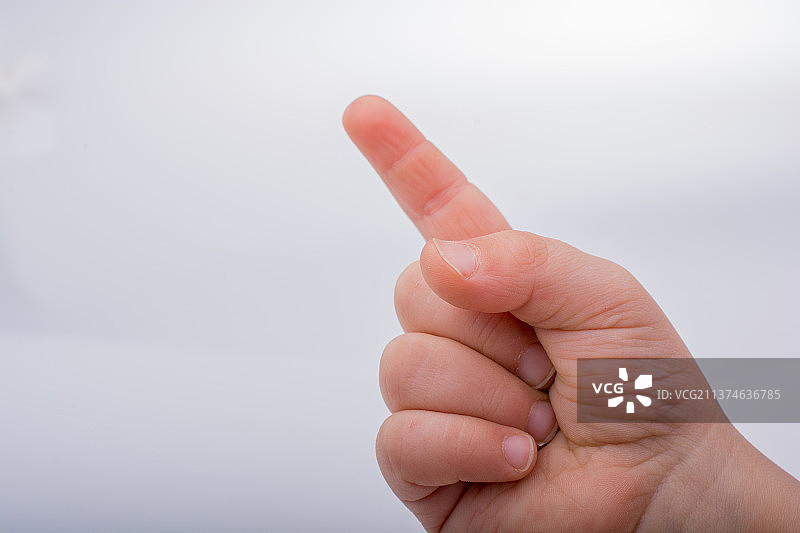 手指指向白色背景，手势特写图片素材