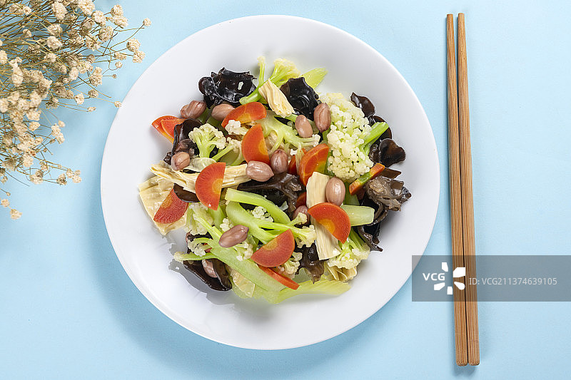 一盘素什锦摆放在桌面上特写图片素材