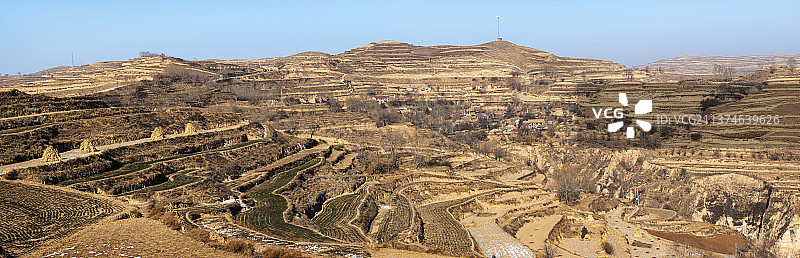 黄土地上的村庄图片素材