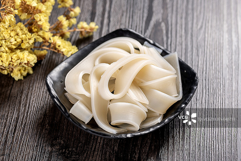 一把宽粉与一盘泡发的宽粉特写图片素材