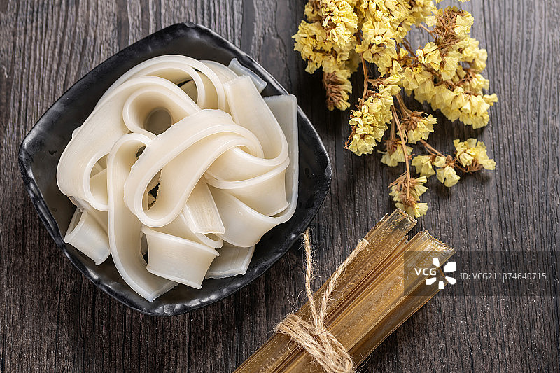 一把宽粉与一盘泡发的宽粉特写图片素材