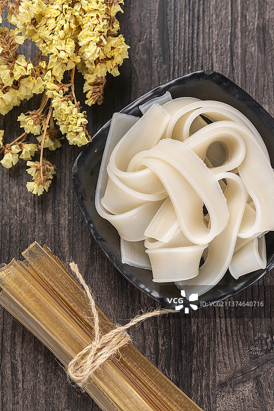 一把宽粉与一盘泡发的宽粉特写图片素材