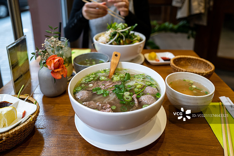 餐厅里的越南河粉图片素材