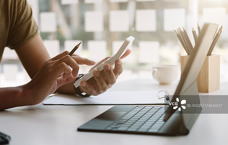 商务人士或会计手持笔工作特写图片素材