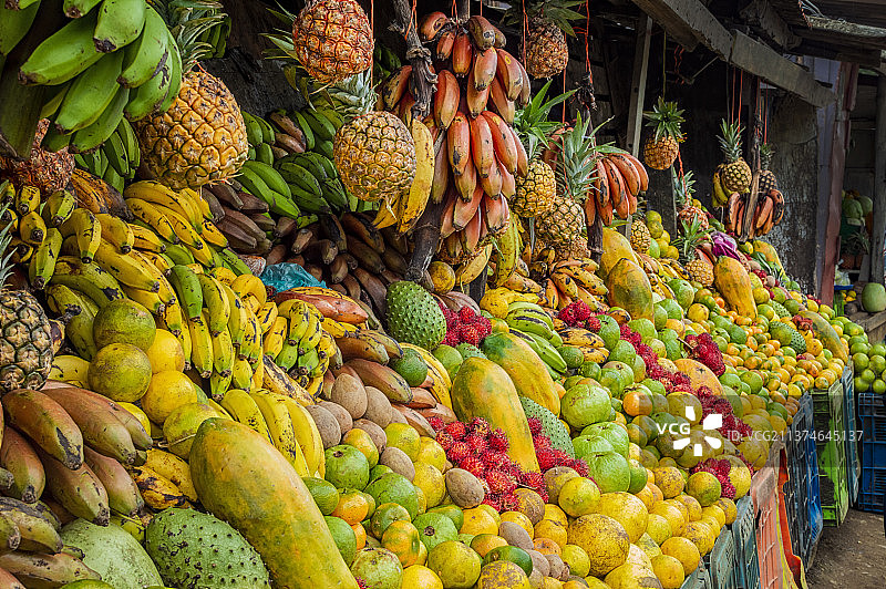 摆满新鲜水果的架子，新鲜水果摊，尼加拉瓜埃尔克鲁塞罗图片素材