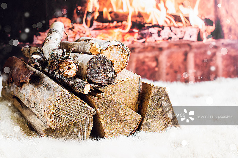 冬季壁炉附近的木头堆特写图片素材