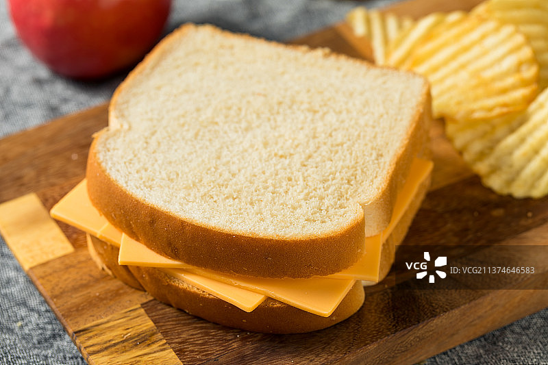 自制美式奶酪三明治，面包在砧板上的特写图片素材