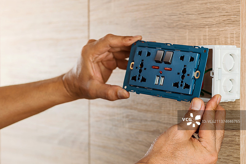 电工正在安装通用墙壁插座图片素材