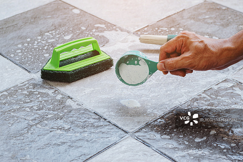 人手将洗涤剂倒在湿物上特写图片素材