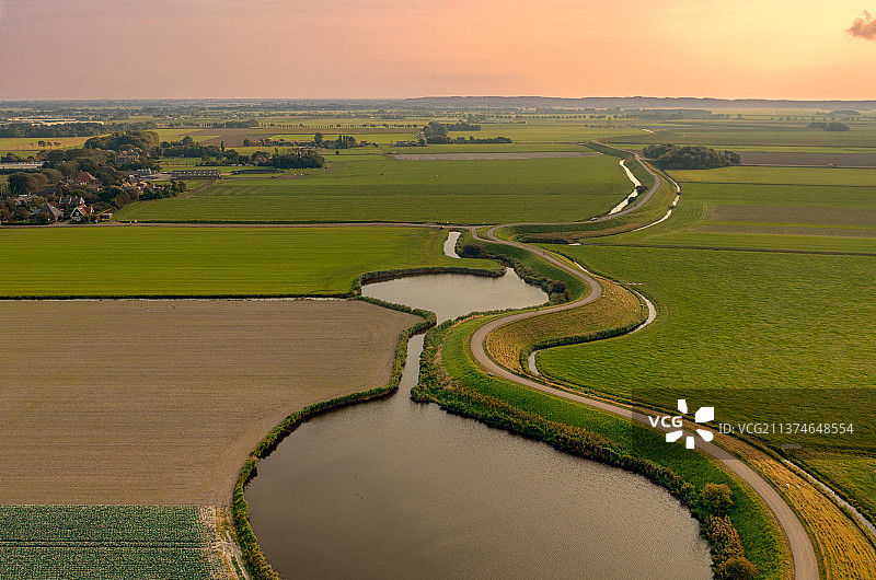 荷兰Eenigenburg村附近的西弗里西亚环堤图片素材