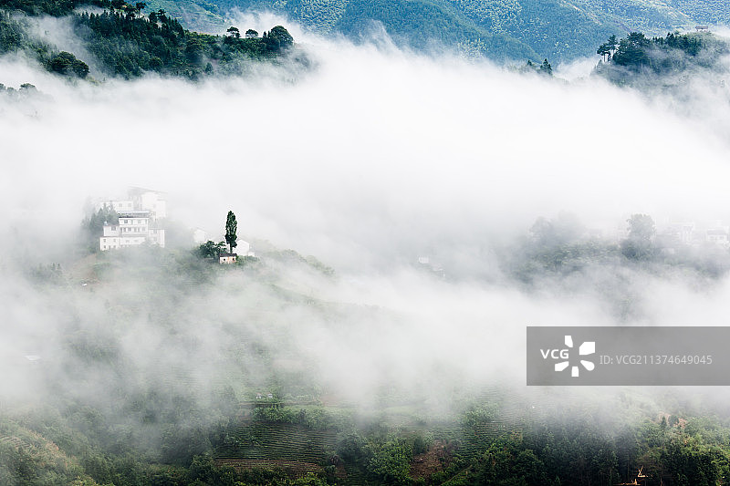 白雾深处有人家图片素材