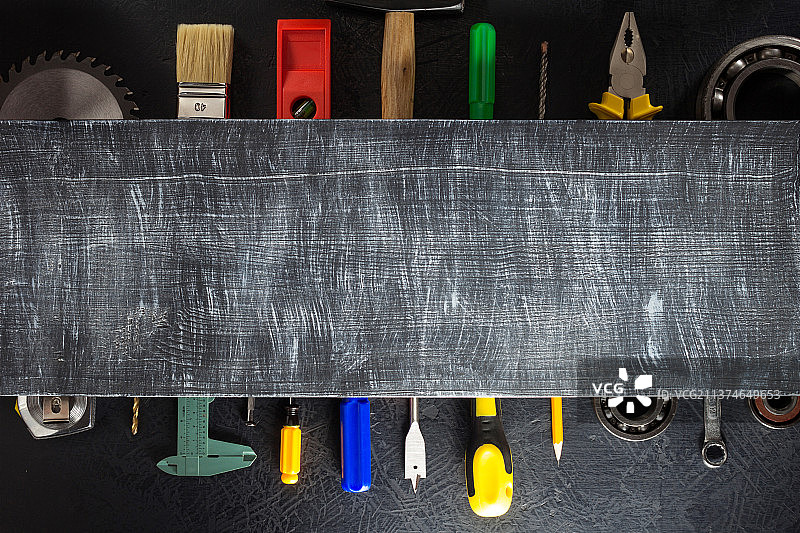 俯视拍摄的桌子上多种颜色的工具图片素材