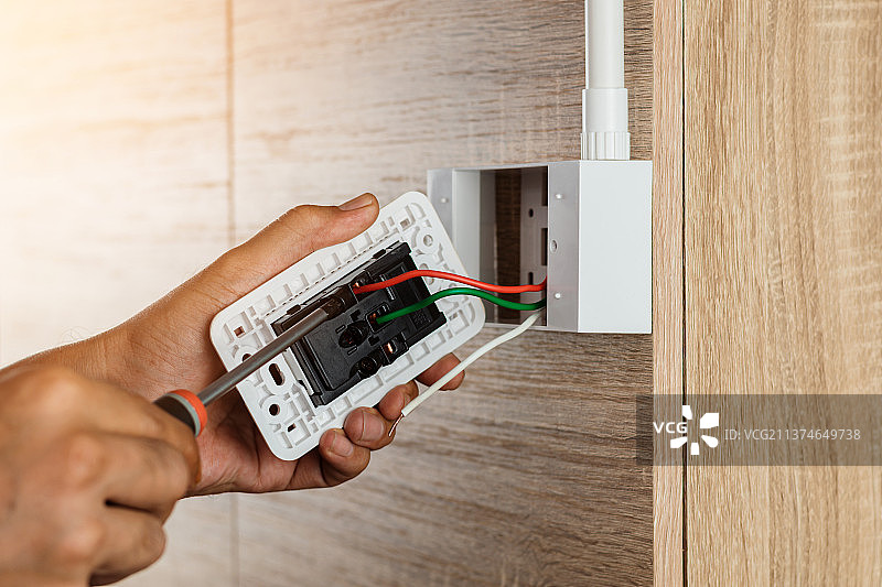 电工使用螺丝刀图片素材