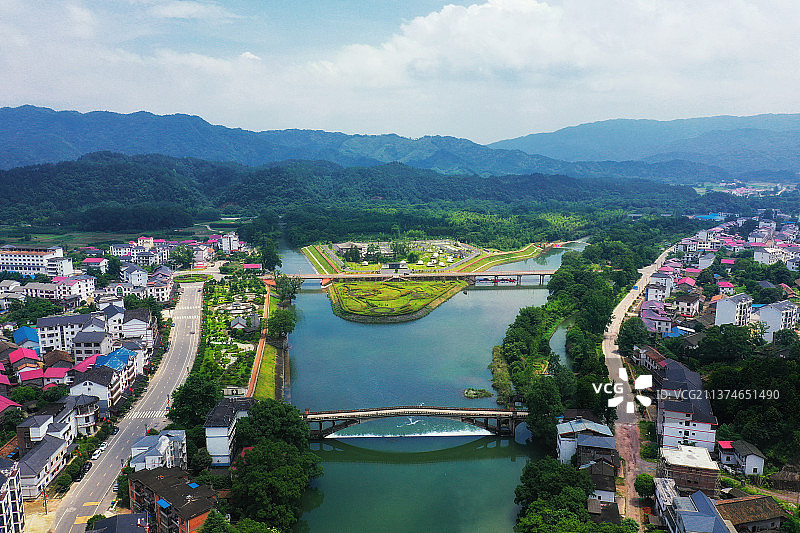 分流+江西省宜春市靖安县宝峰镇。2019年6月20日，江西省宜春市靖安县宝峰镇北潦河。北潦河在宝峰镇图片素材