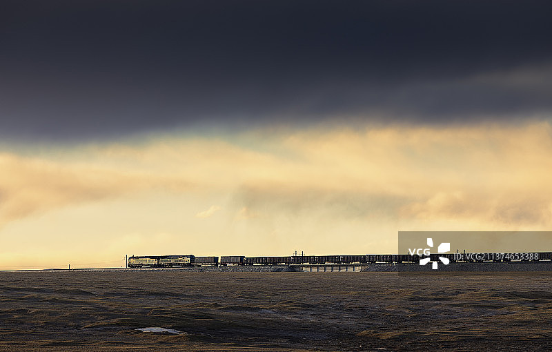 夕阳下的青藏铁路上行驶的火车图片素材