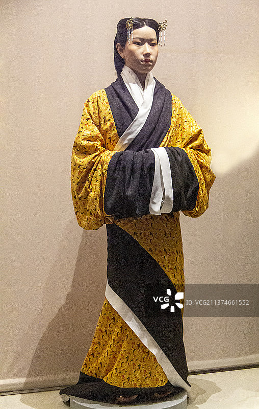 中国国家博物馆“中国古代服饰文化展”：西汉前期女性装扮（椎髻、曲裾深衣）图片素材