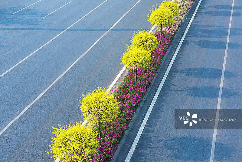 春天的宽阔城市交通道路图片素材