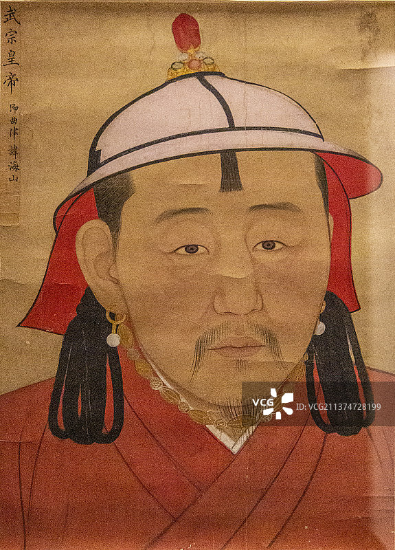 元武宗画像（图中元武宗头戴钹笠帽，垂辫环，身着质孙服）（明，中国国家博物馆藏）图片素材