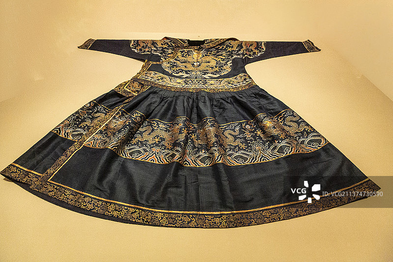 康熙御用石青实地纱片金边单朝衣（清，中国国家博物馆藏）图片素材