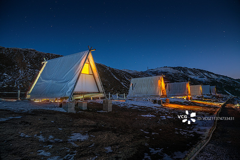 雪山木屋夜景图片素材