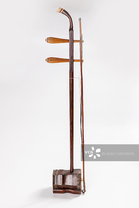 一把二胡盖碗茶摆放在白色背景上特写图片素材