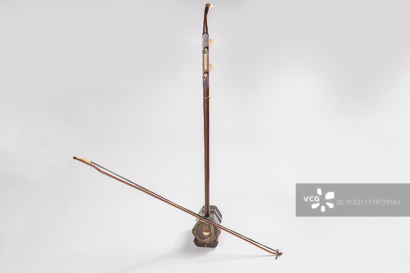 一把二胡盖碗茶摆放在白色背景上特写图片素材