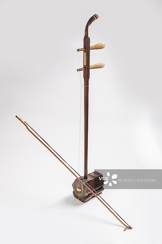 一把二胡盖碗茶摆放在白色背景上特写图片素材